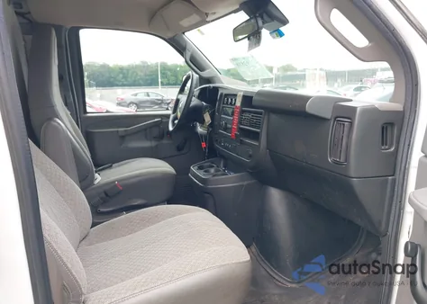 2019 Chevrolet Express 2500 Work Van z USA, uszkodzony, nr VIN 1GCWGAFP8K1370495